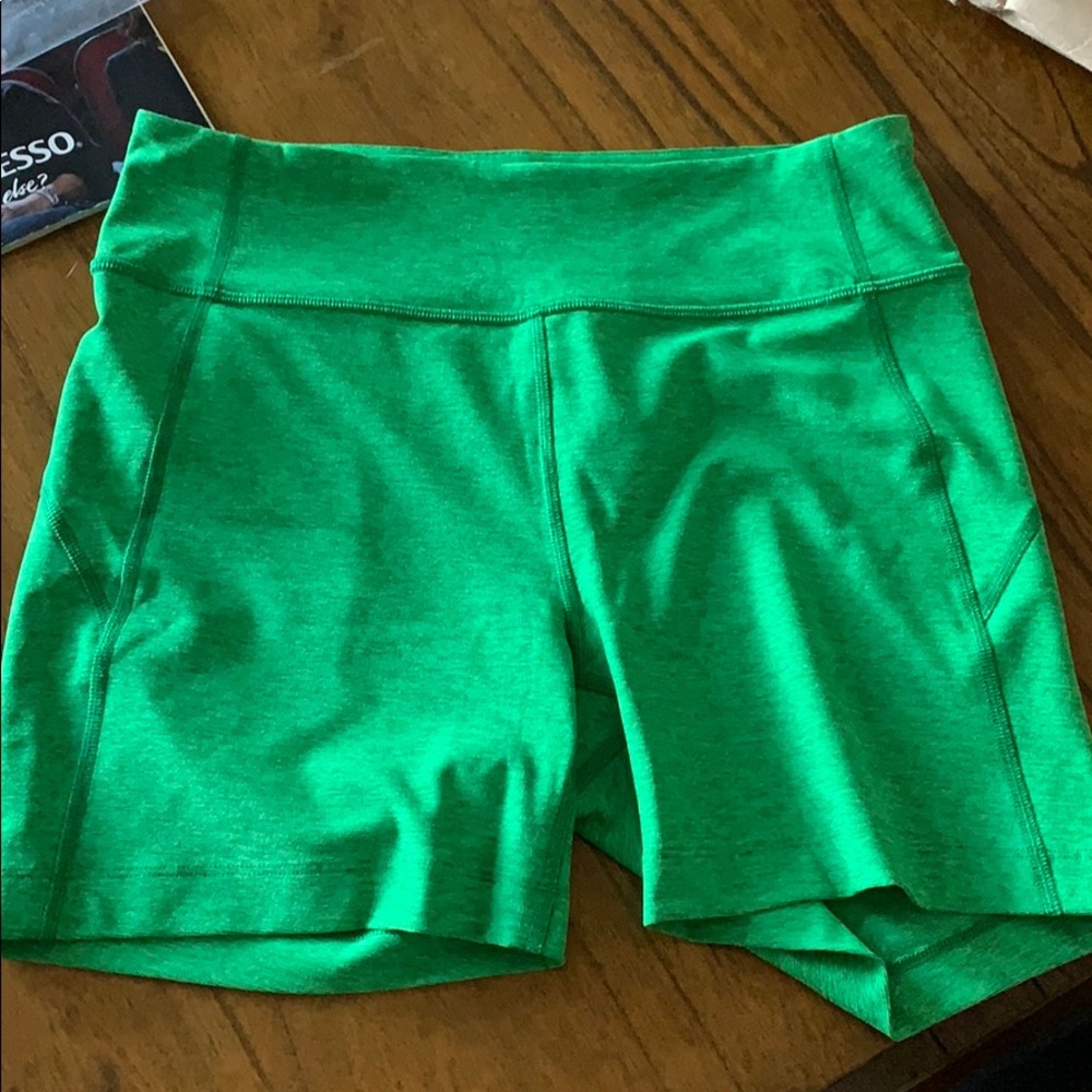 Outdoor Voices warm up short in pine green